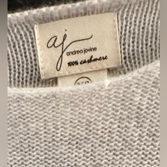 White cashmere sweater, very soft. Can be worn with jeans or dressed up. - Picture 5 of 5